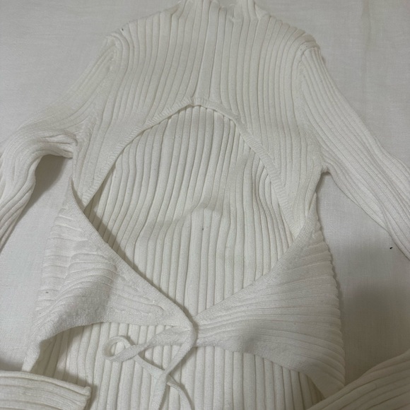 White Ribbed Backless Sweater - Picture 3 of 3